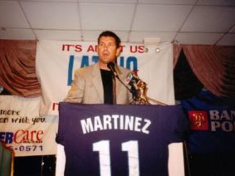 Edgar Martínez receiving his 1995 LatinoMVP award