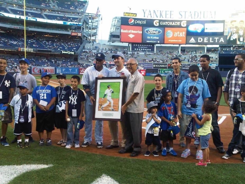 Community children and fans presenting LatinoMVP award to Robinson Cano